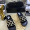 Men Patterned Triangle Print Slides MAY6